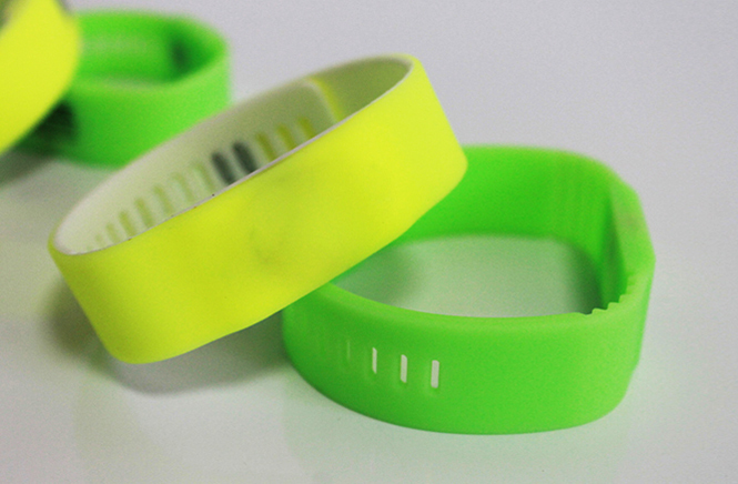 RFID fluorescence silicone wristband